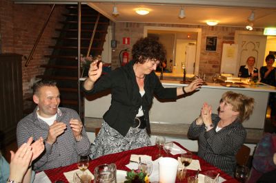 Rommie wint een gratis etentje op Trije Hus. 
Met haar verfijnde smaak wist ze een Spaanse Wijn van 12 jaar oud te herkennen
