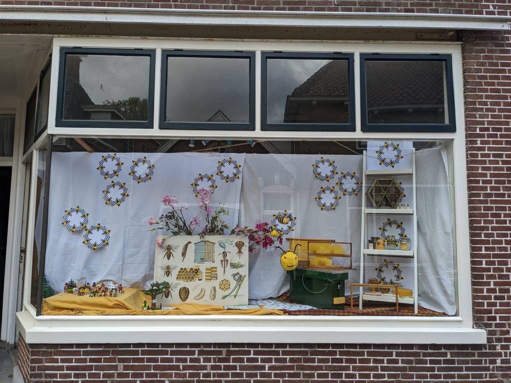 etalage grote buren de bij